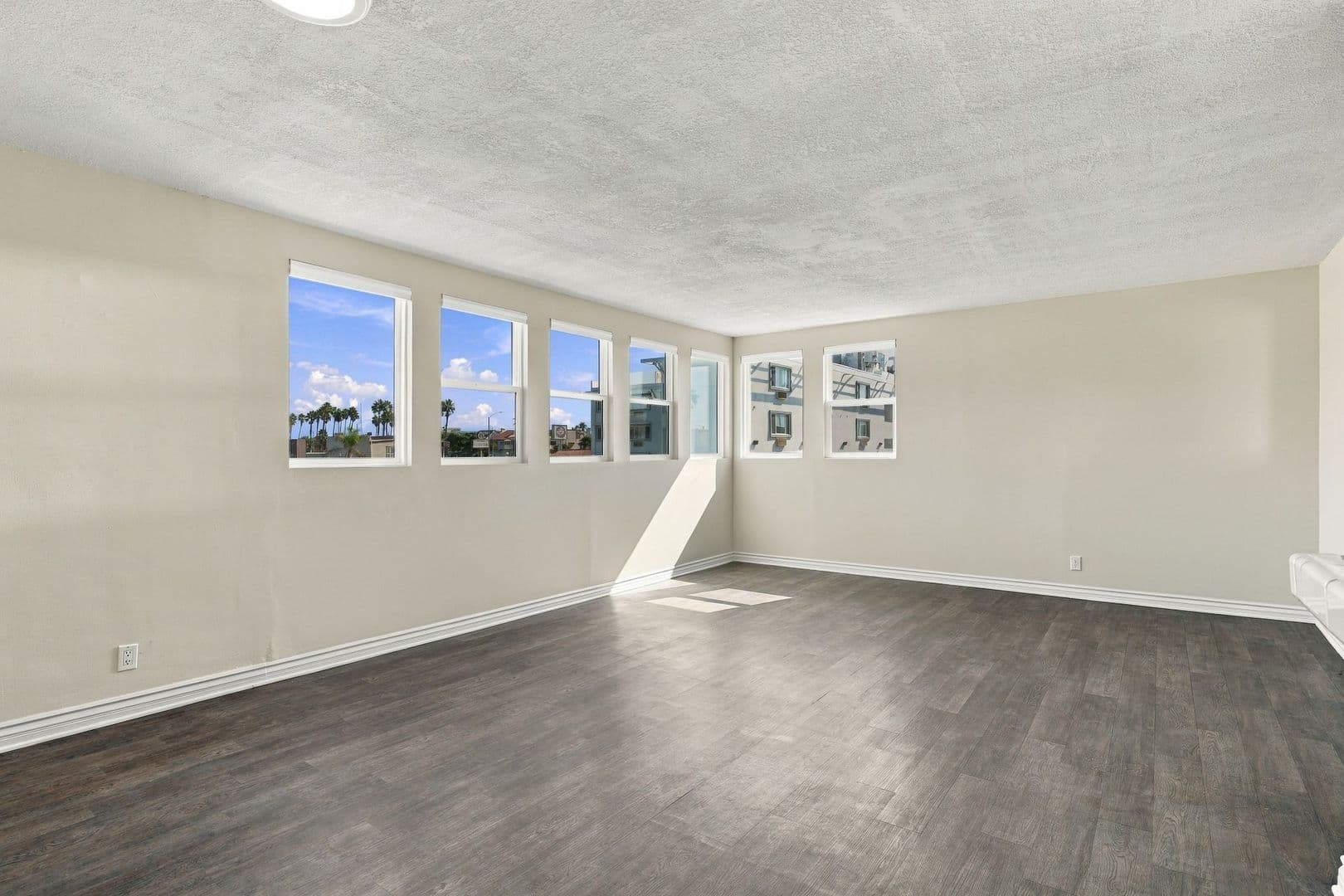 Newport Beach Apartment: 215 Prospect