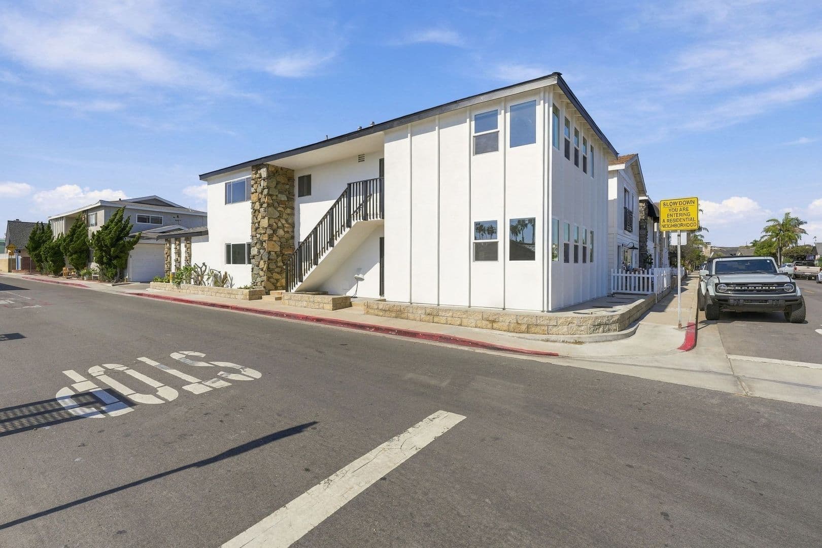 Newport Beach Apartment: 215 Prospect