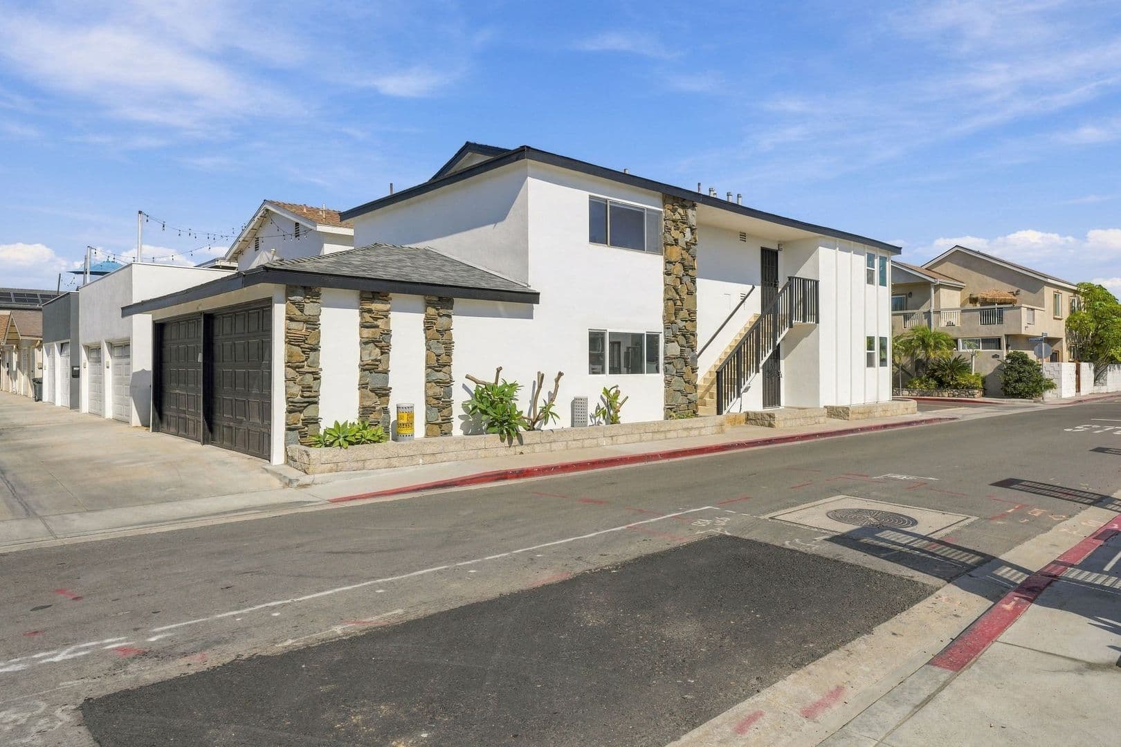 Newport Beach Apartment: 215 Prospect
