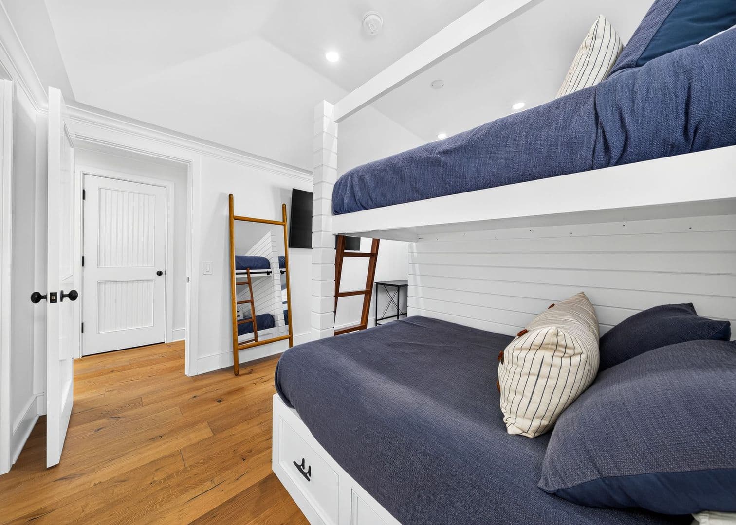 Newport Beach House: 1228 W Oceanfront