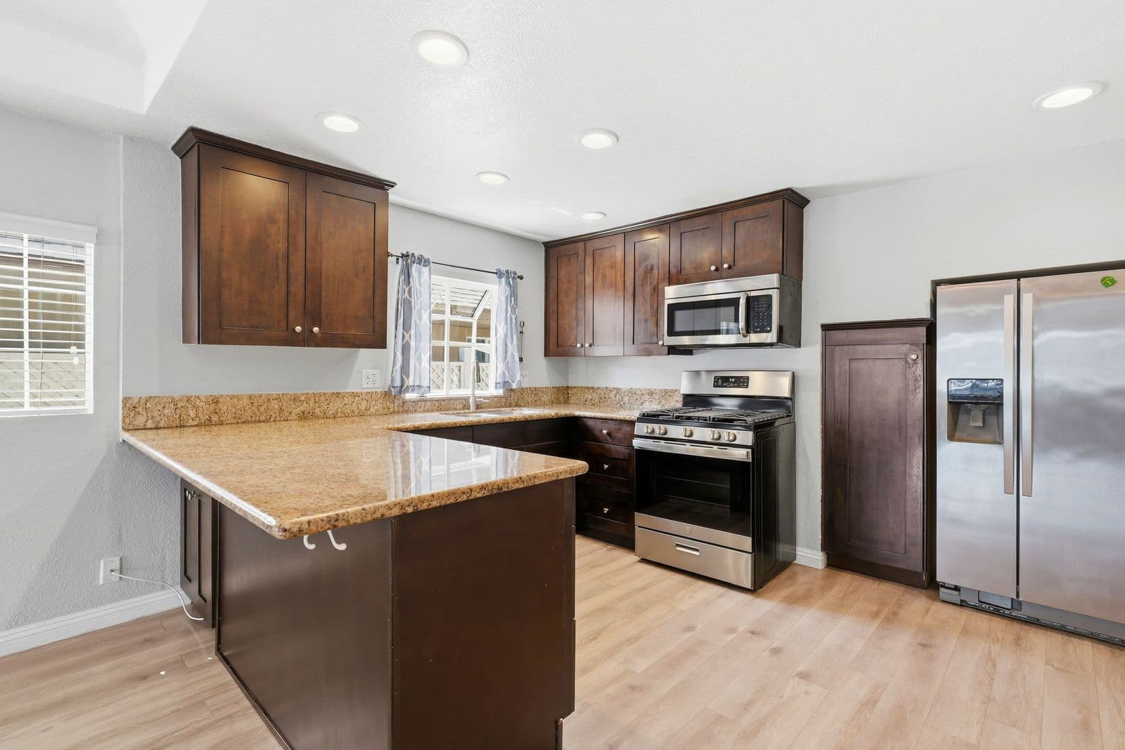 Newport Beach Apartment: 126 East Balboa