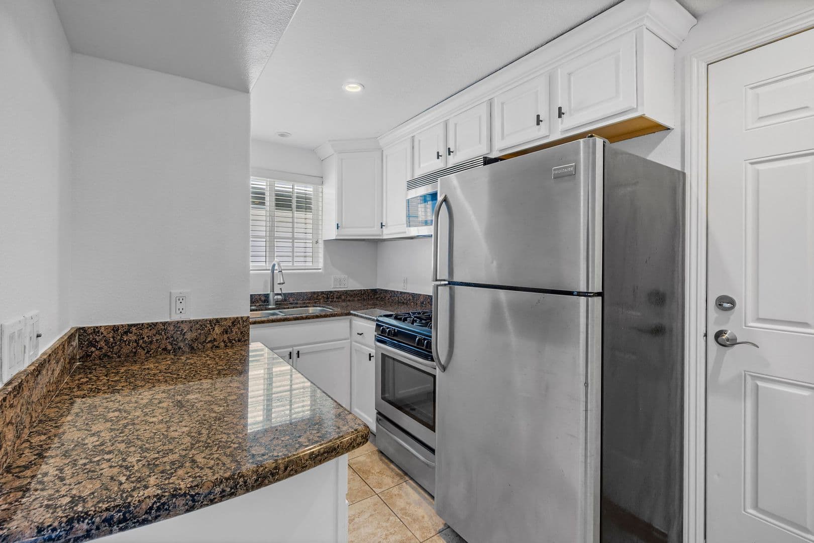 Newport Beach Apartment: 126 East Balboa