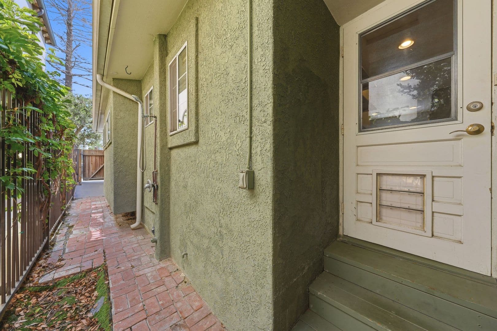 Newport Beach Apartment: 126 East Balboa