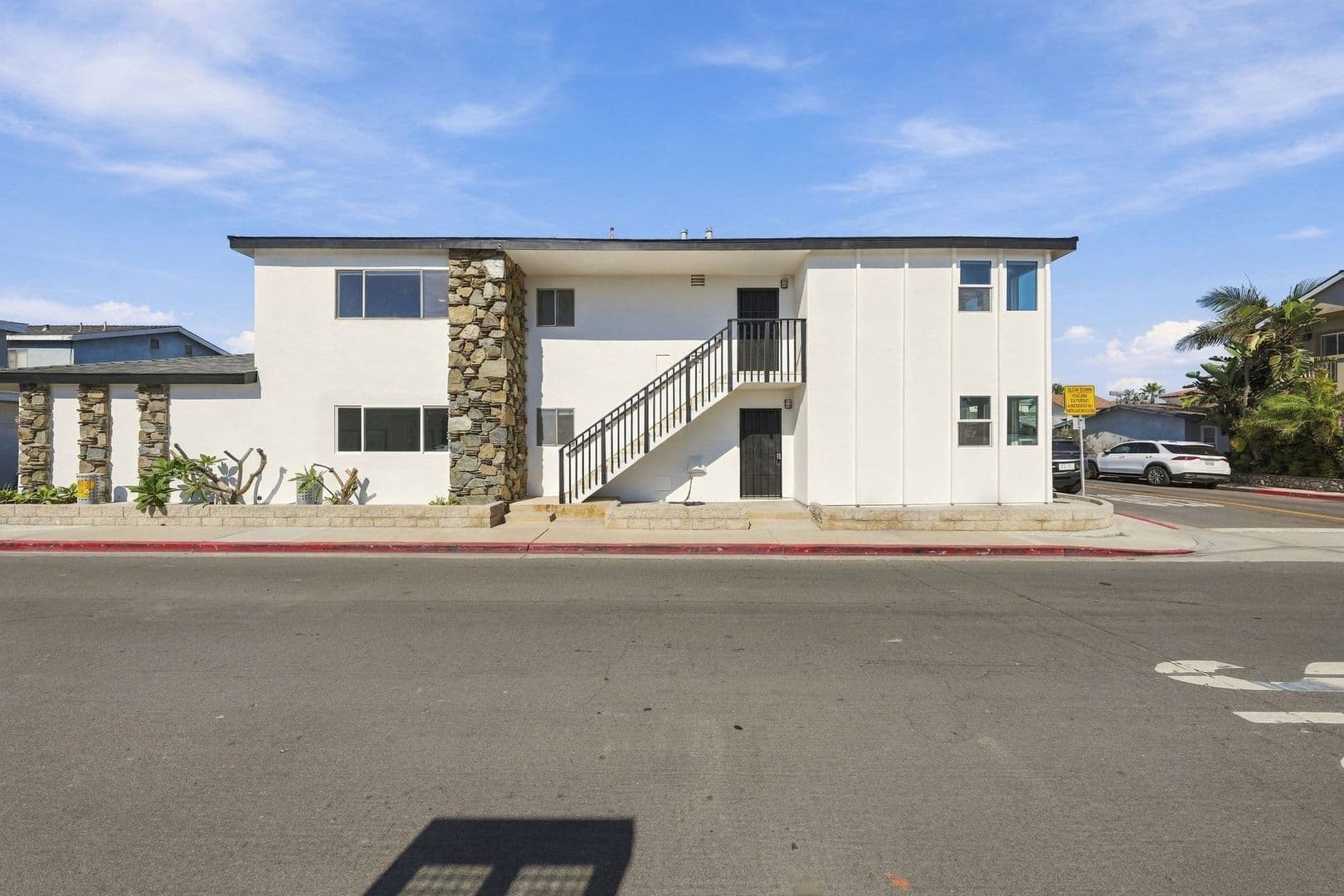 Newport Beach Apartment: 215 Prospect