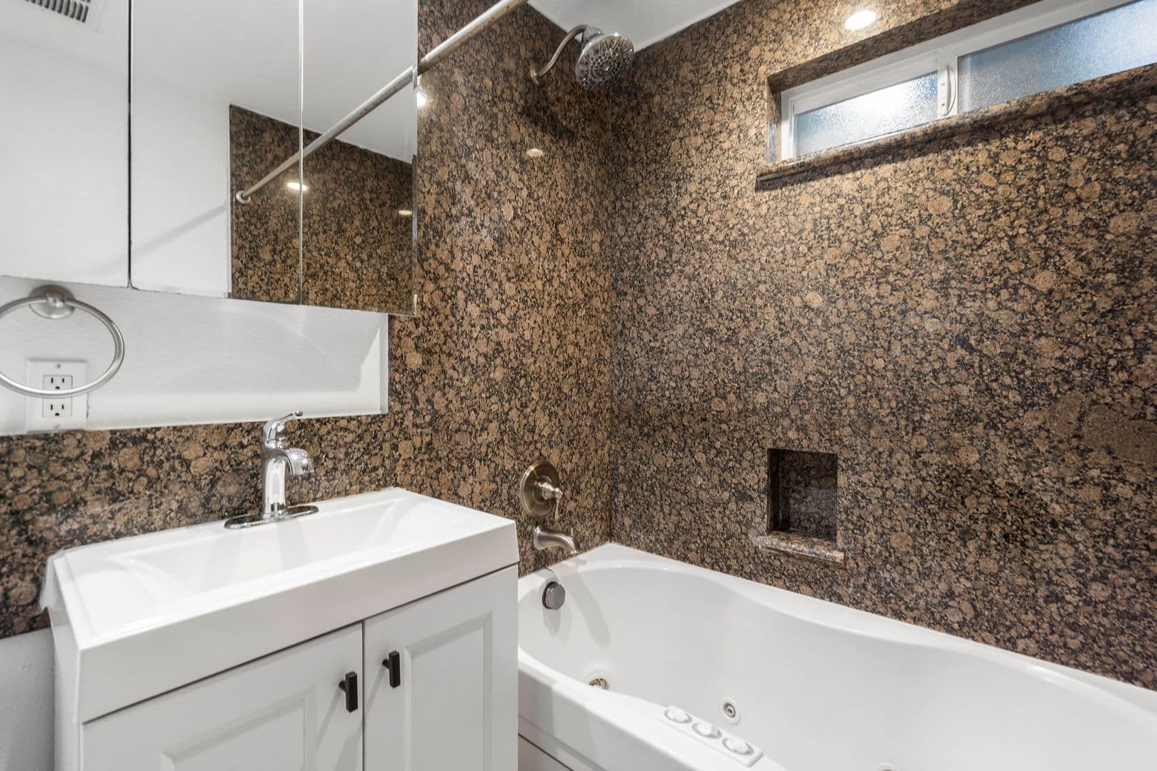 Newport Beach Apartment: 126 East Balboa