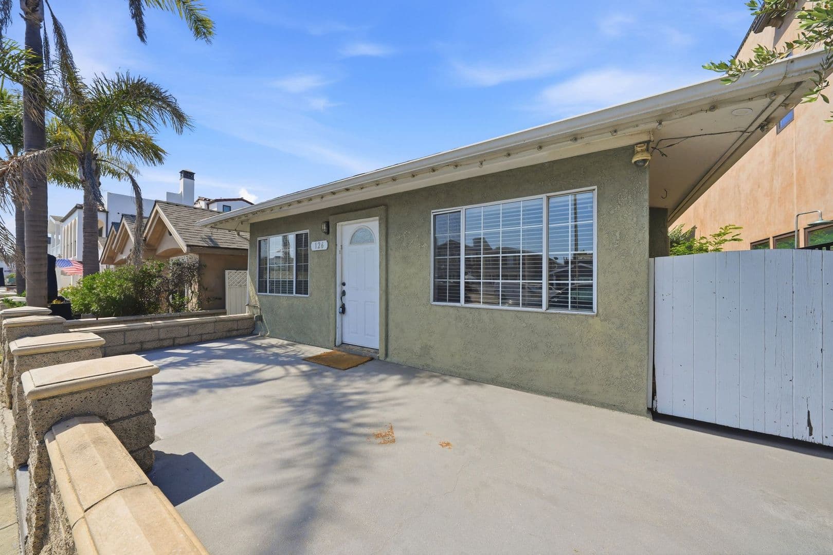 Newport Beach Apartment: 126 East Balboa
