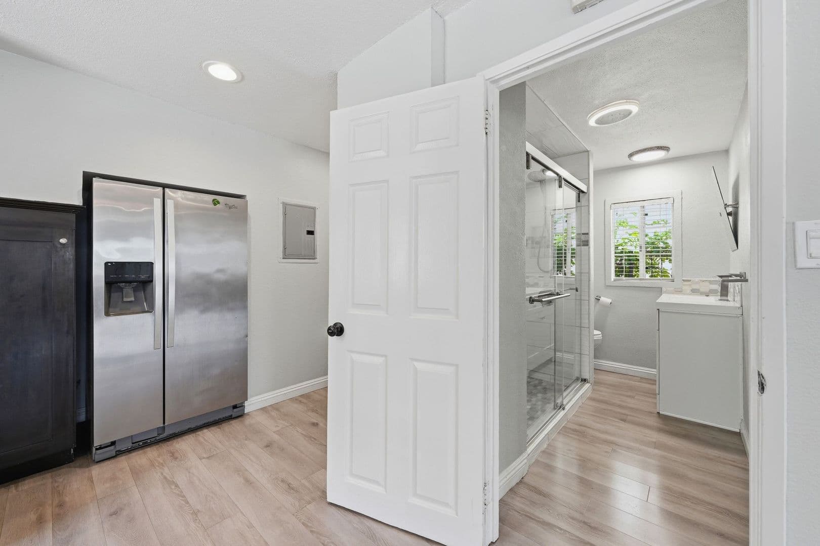 Newport Beach Apartment: 126 East Balboa