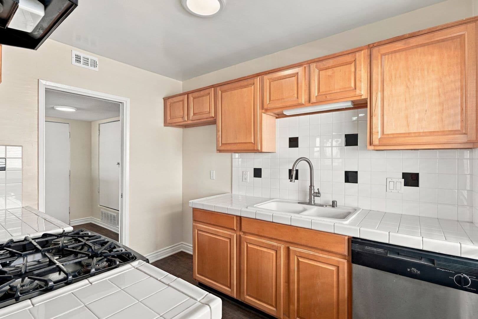 Newport Beach Apartment: 215 Prospect
