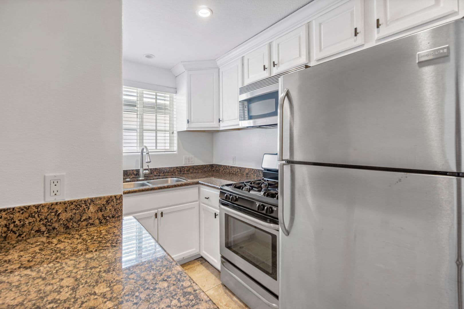 Newport Beach Apartment: 126 East Balboa