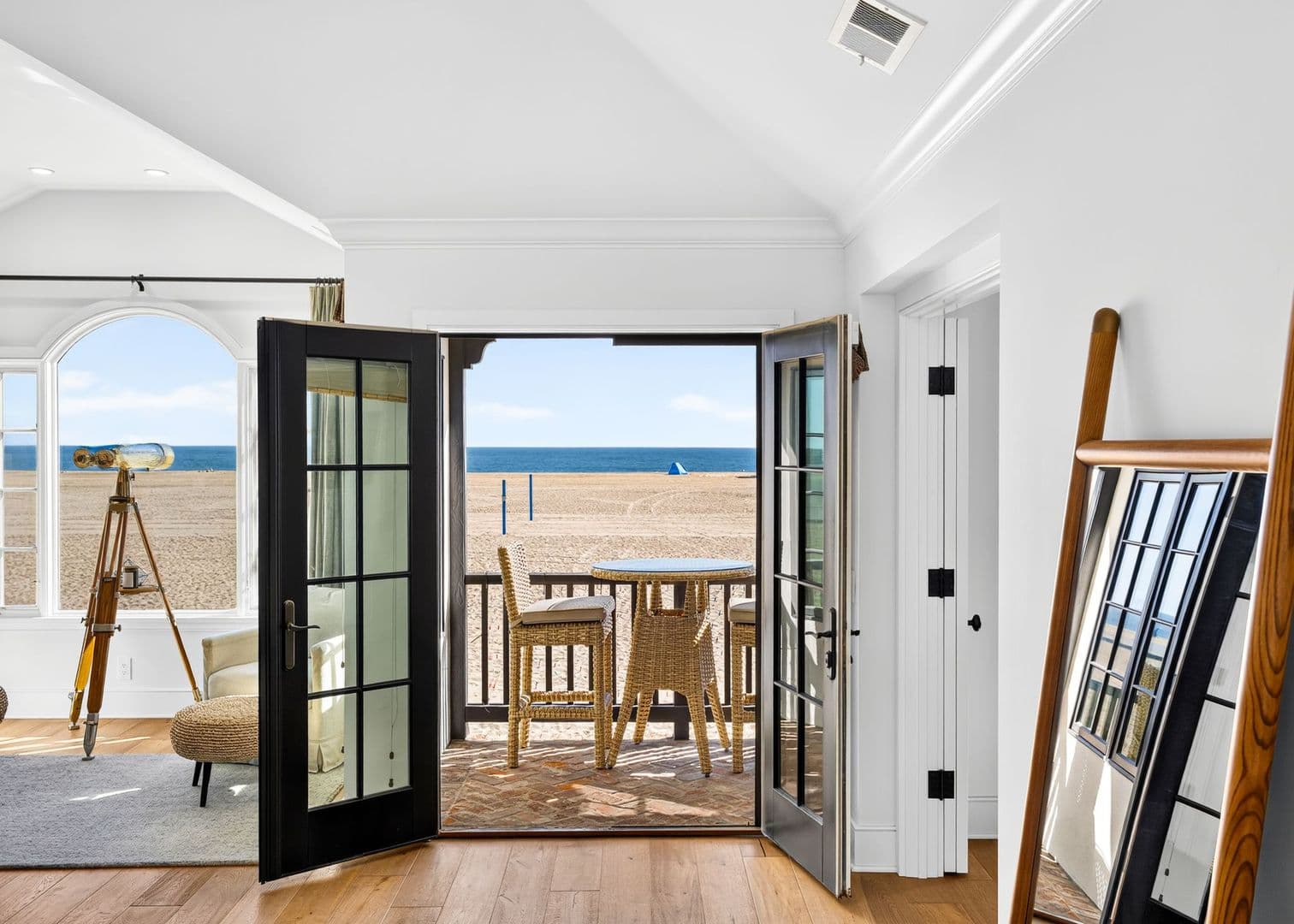 Newport Beach House: 1228 W Oceanfront