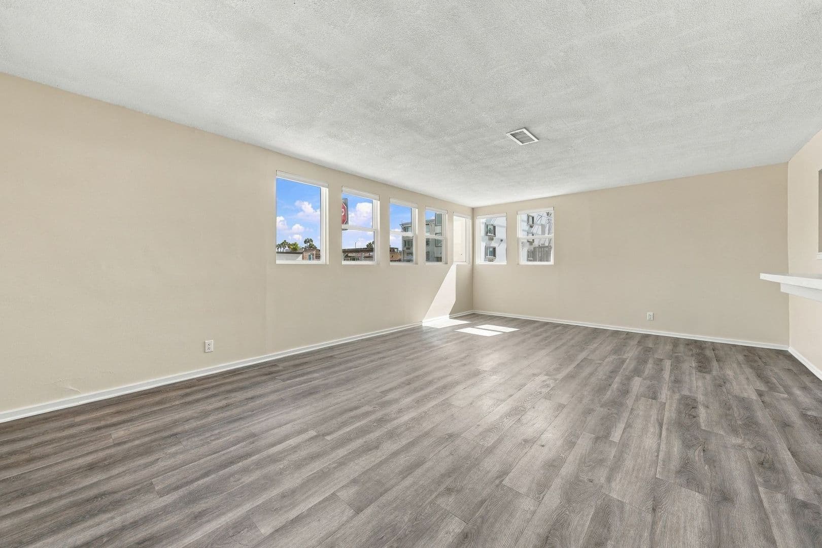 Newport Beach Apartment: 215 Prospect