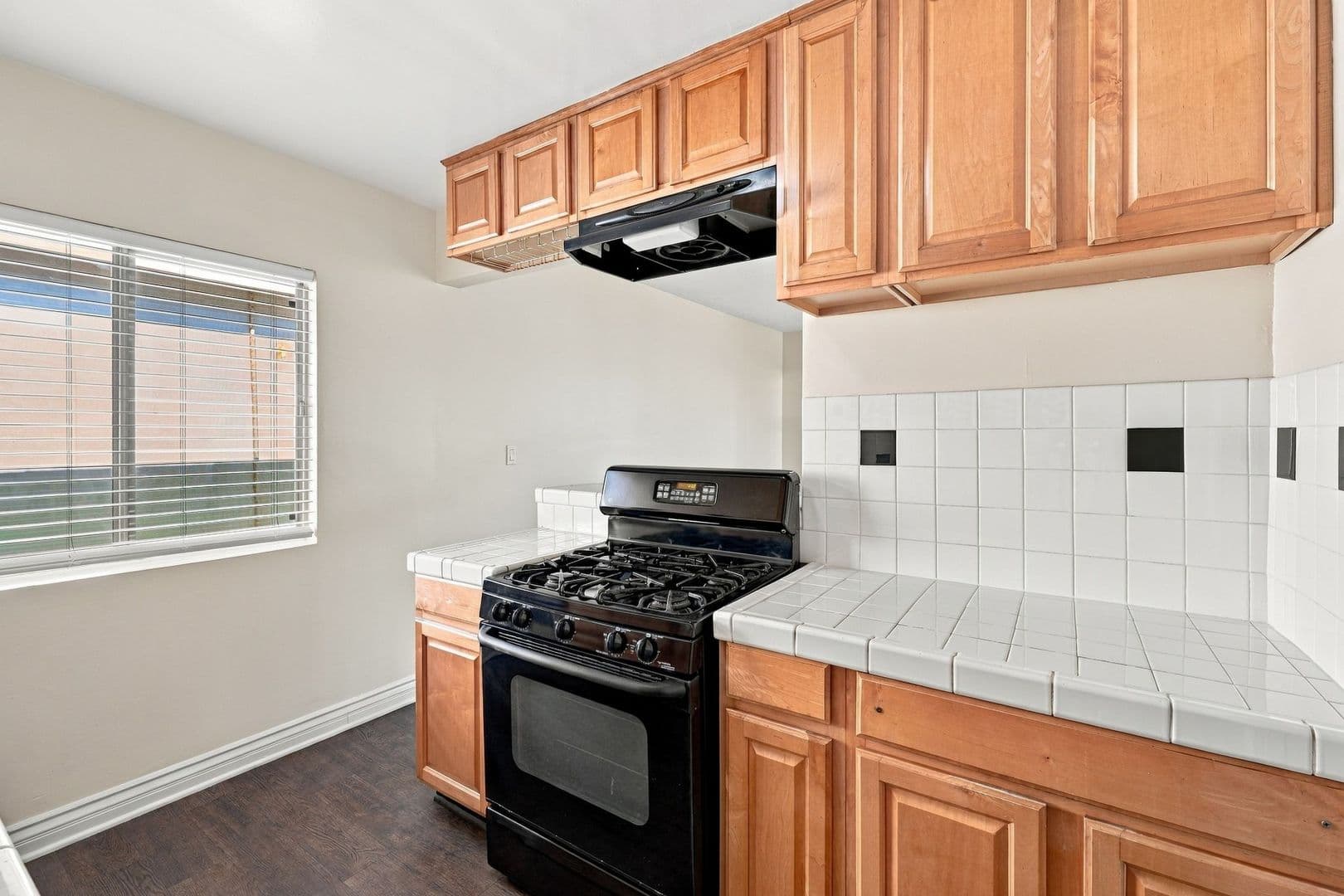 Newport Beach Apartment: 215 Prospect