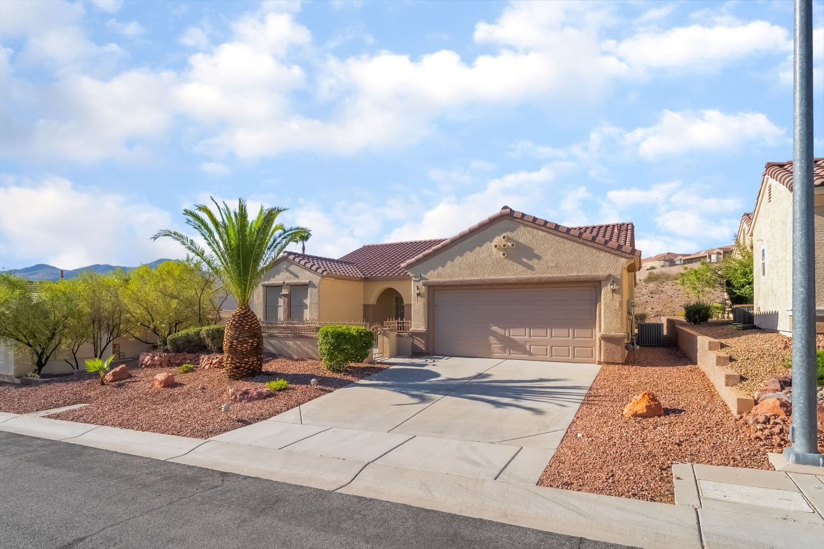 Henderson House: 2571 Thatcher Avenue