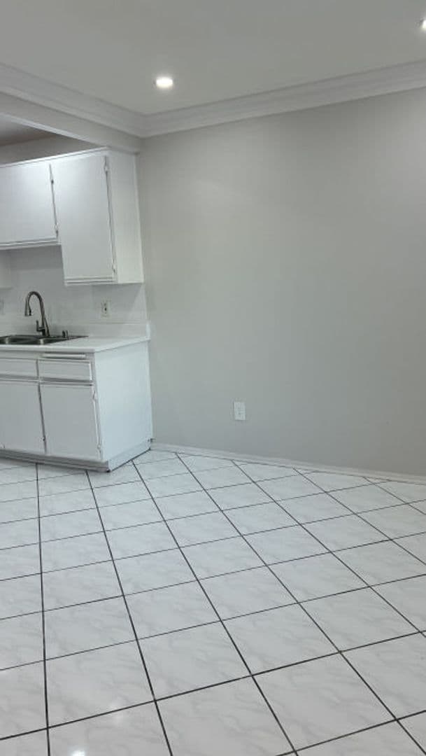 Van Nuys Apartment: 13805 Sherman Way