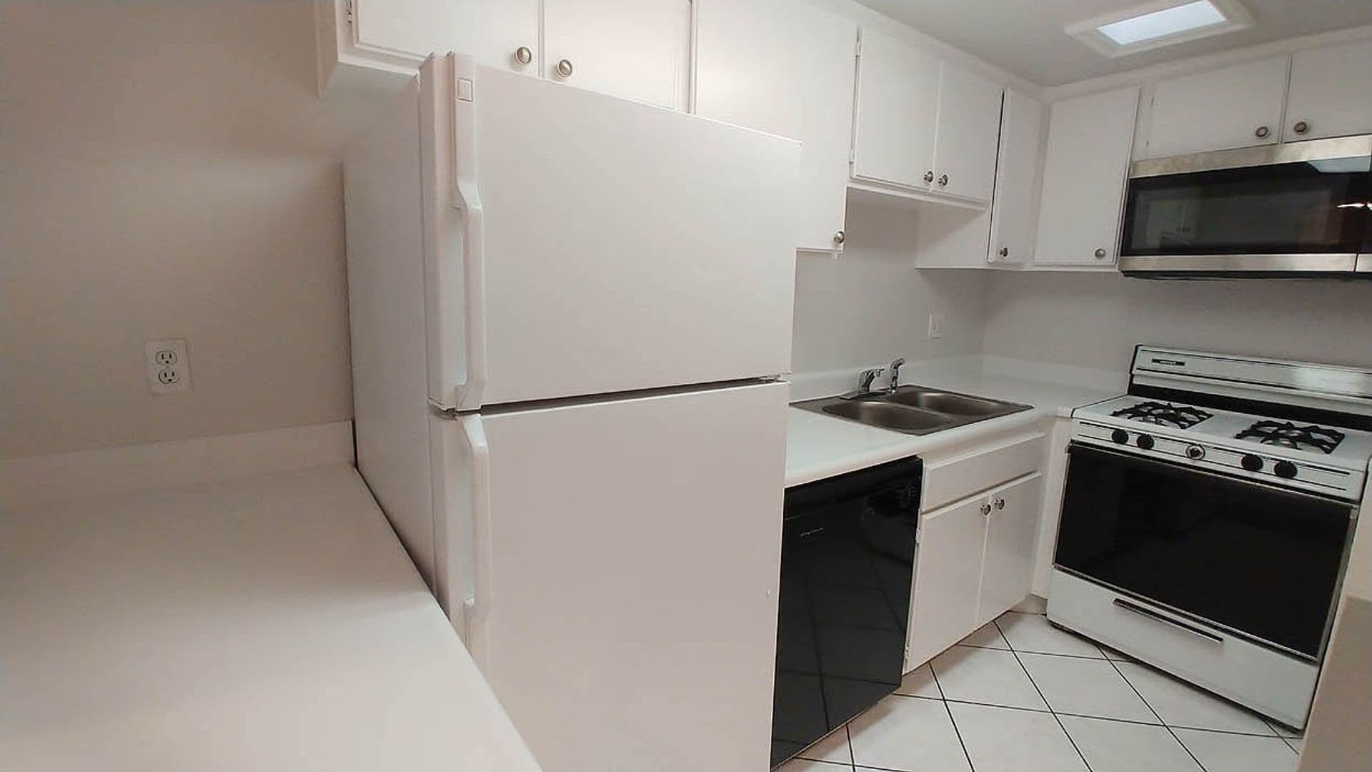 Hollywood Hills Apartment: 2069 N. Argyle Ave.