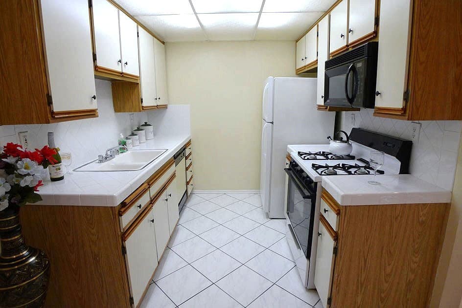 Van Nuys Apartment: 13805 Sherman Way