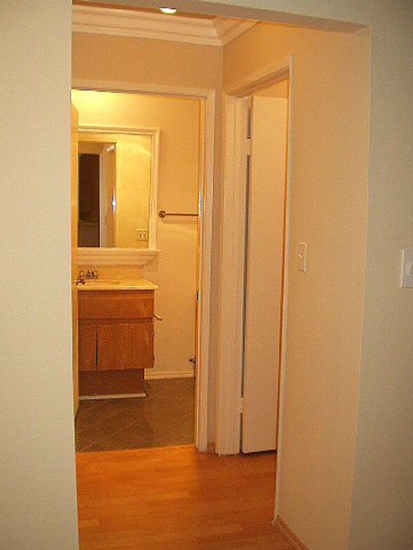 Hollywood Hills Apartment: 2020 N. Beachwood Dr.