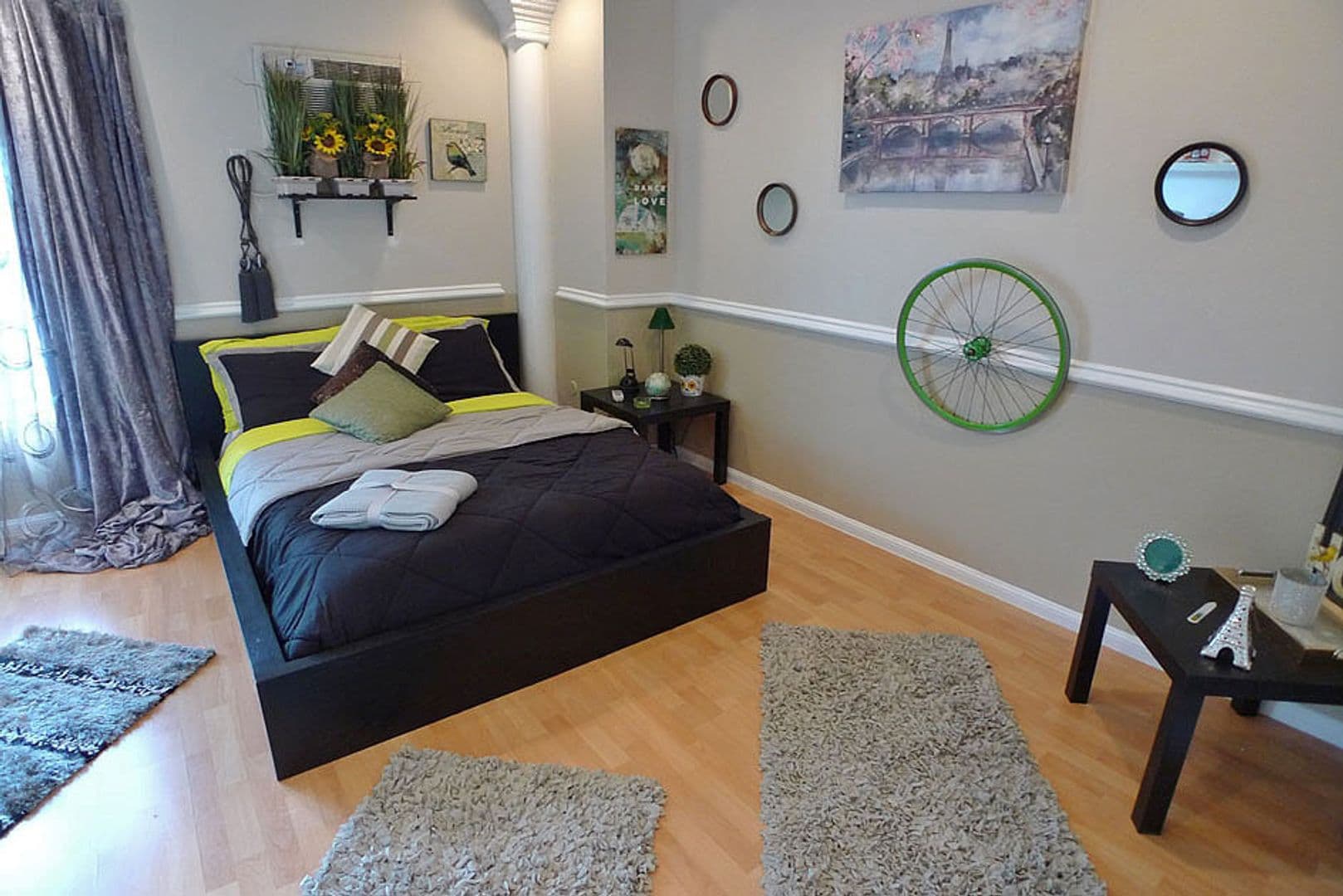 Hollywood Hills Apartment: 2212 N. Cahuenga Blvd.