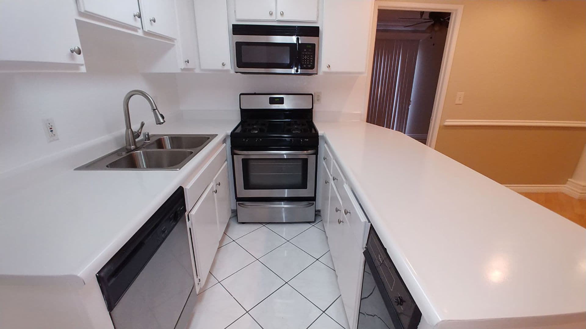 Hollywood Hills Apartment: 2069 N. Argyle Ave.