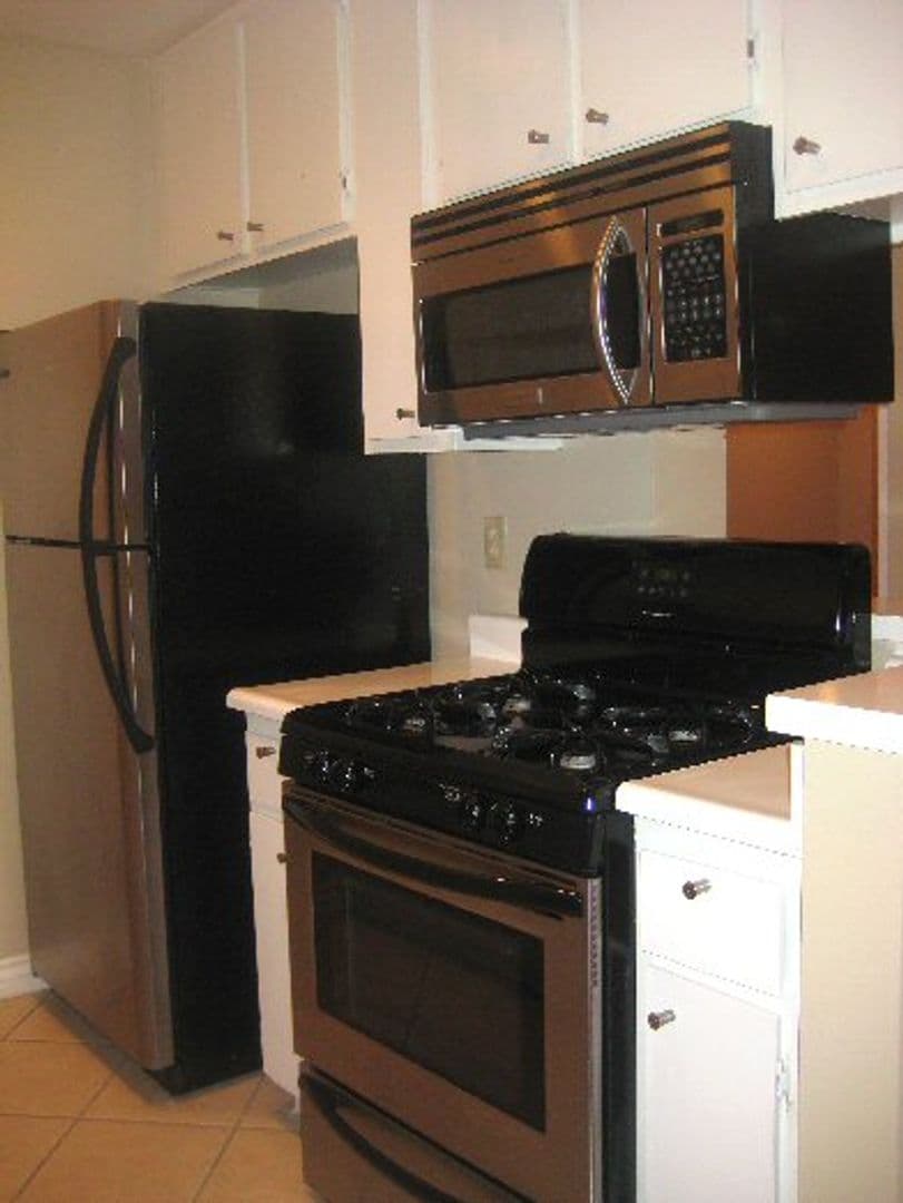 North Hills Apartment: 8950 Memory Park Ave.