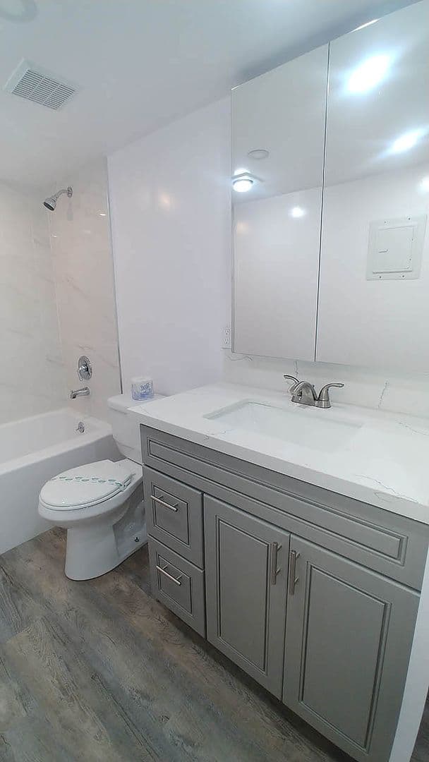 Hollywood Hills Apartment: 2020 N. Beachwood Dr.