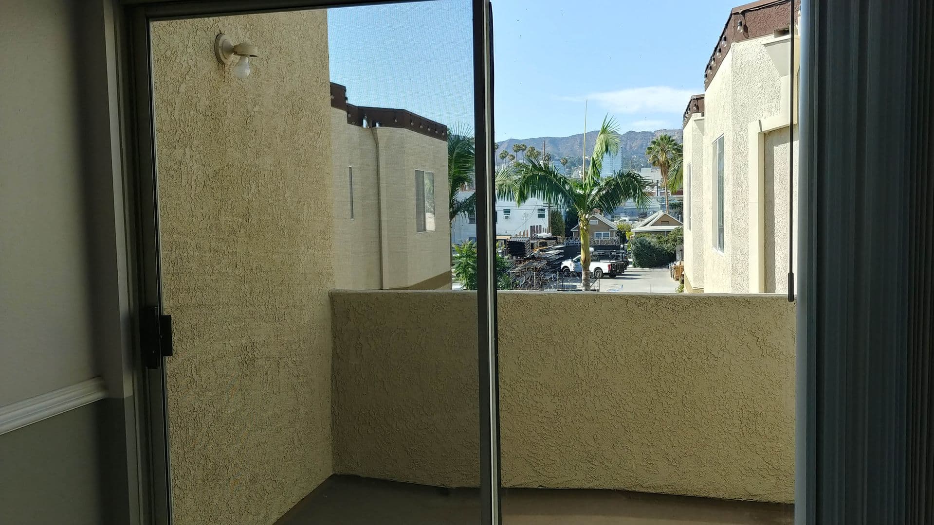 Hollywood Apartment: 6010 Romaine St.