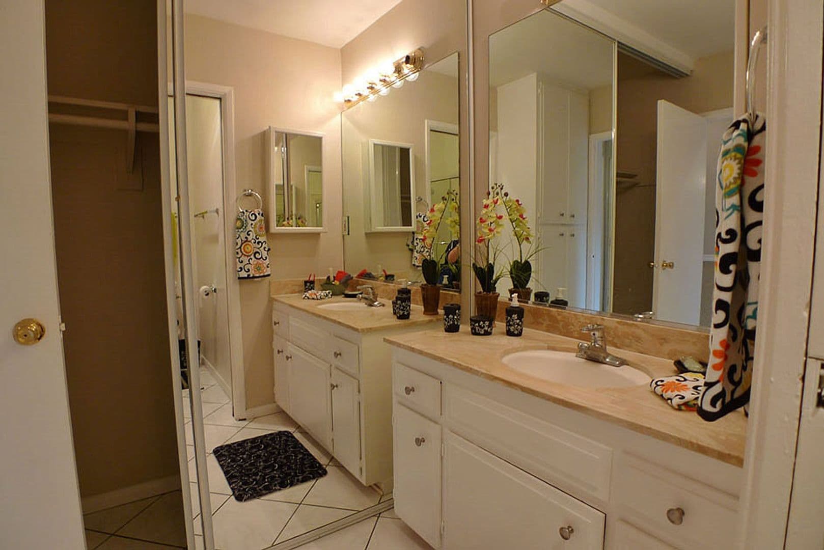 Hollywood Hills Apartment: 2212 N. Cahuenga Blvd.