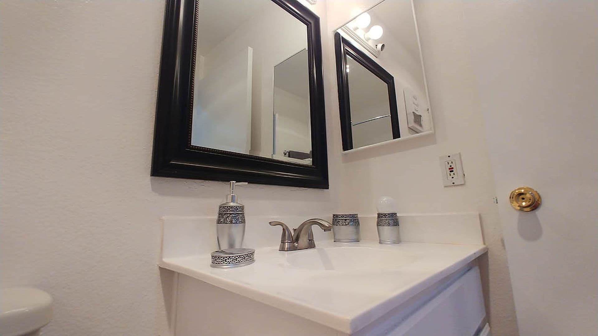 Hollywood Apartment: 6010 Romaine St.