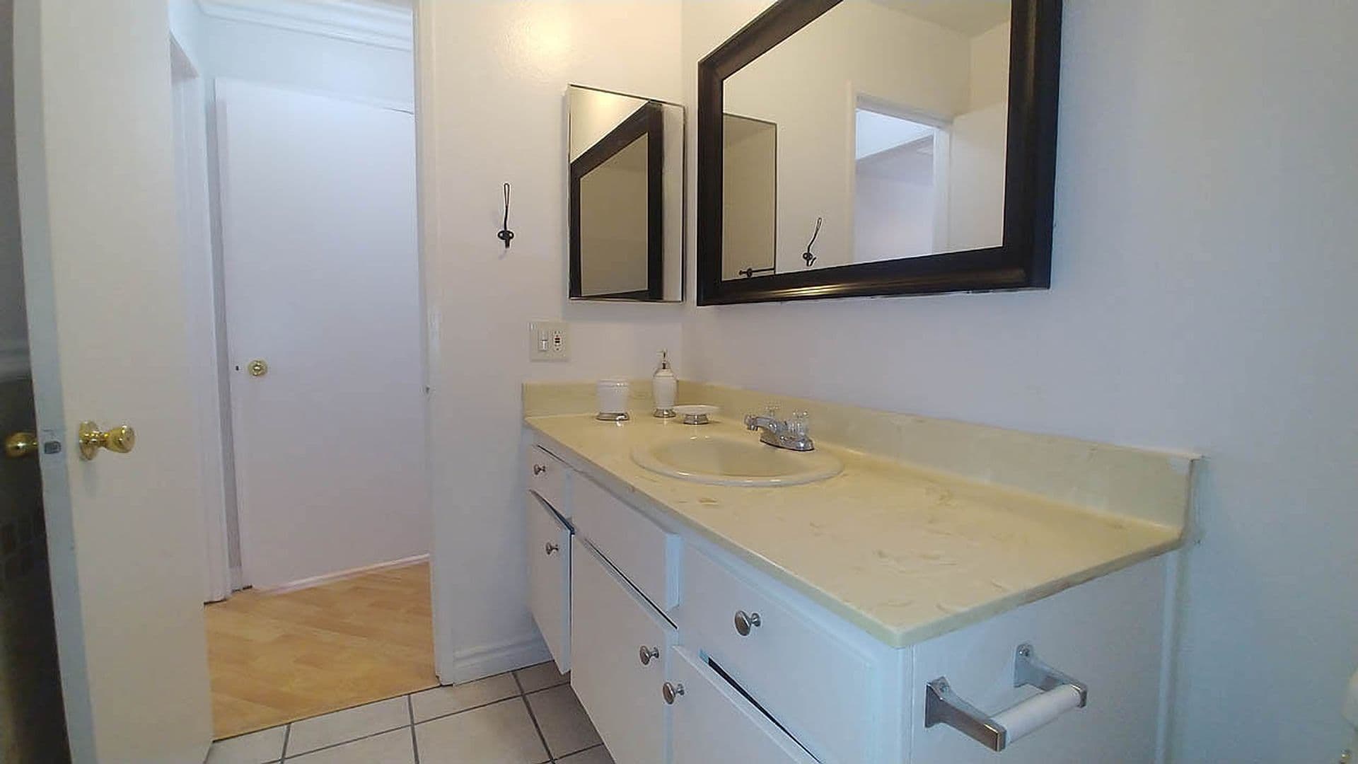 North Hollywood Apartment: 11737 Vanowen St.