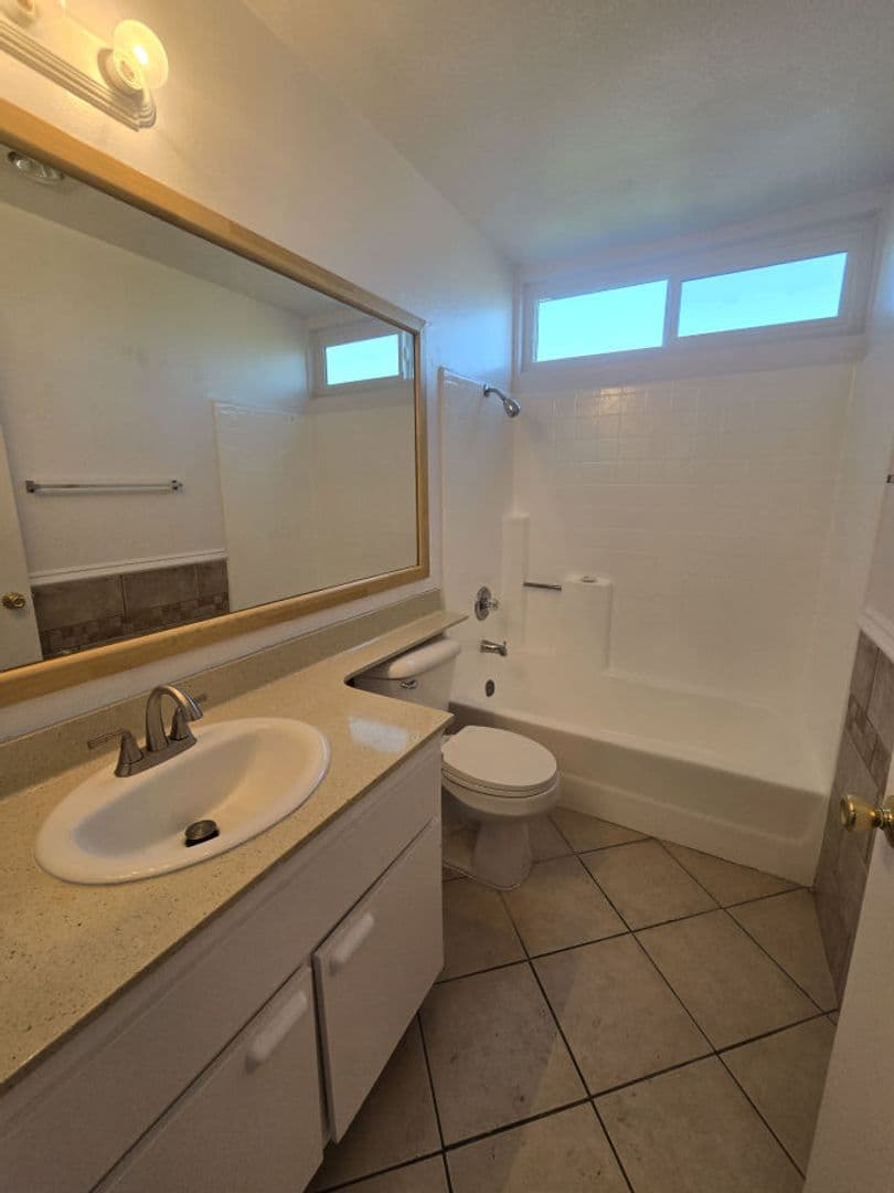 Hollywood Apartment: 940 N. Ardmore Ave.