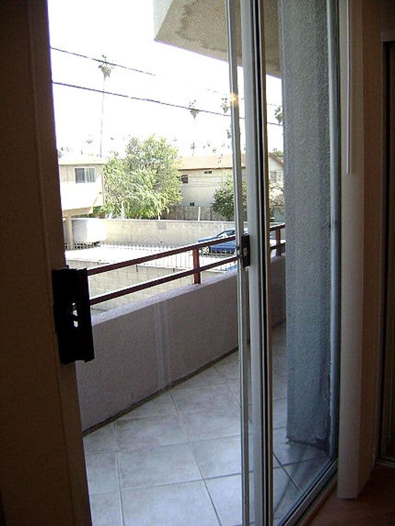 Hollywood Apartment: 940 N. Ardmore Ave.