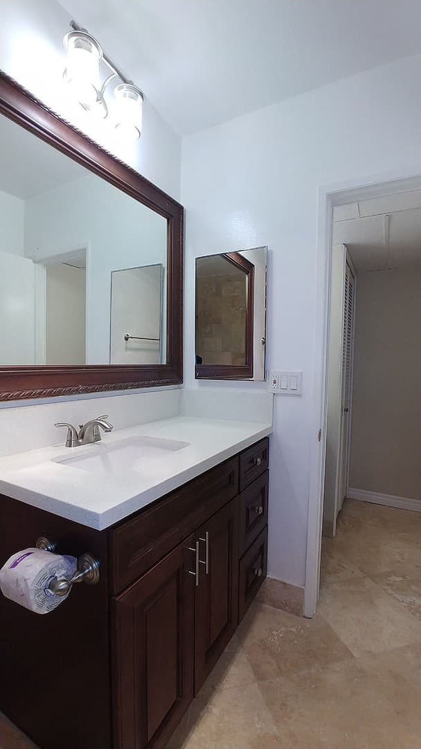 Hollywood Apartment: 1730 N. Gramercy Pl.