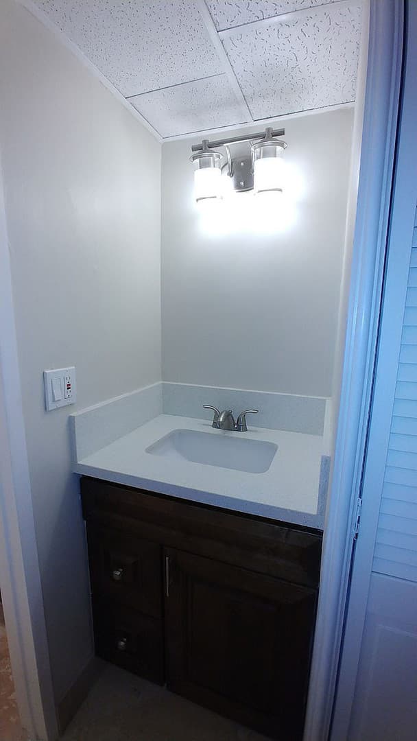 Hollywood Apartment: 1730 N. Gramercy Pl.