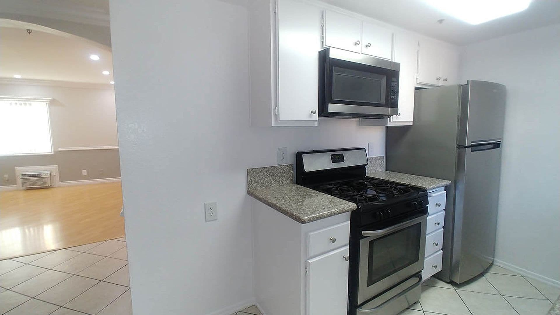 Hollywood Hills Apartment: 2069 N. Argyle Ave.