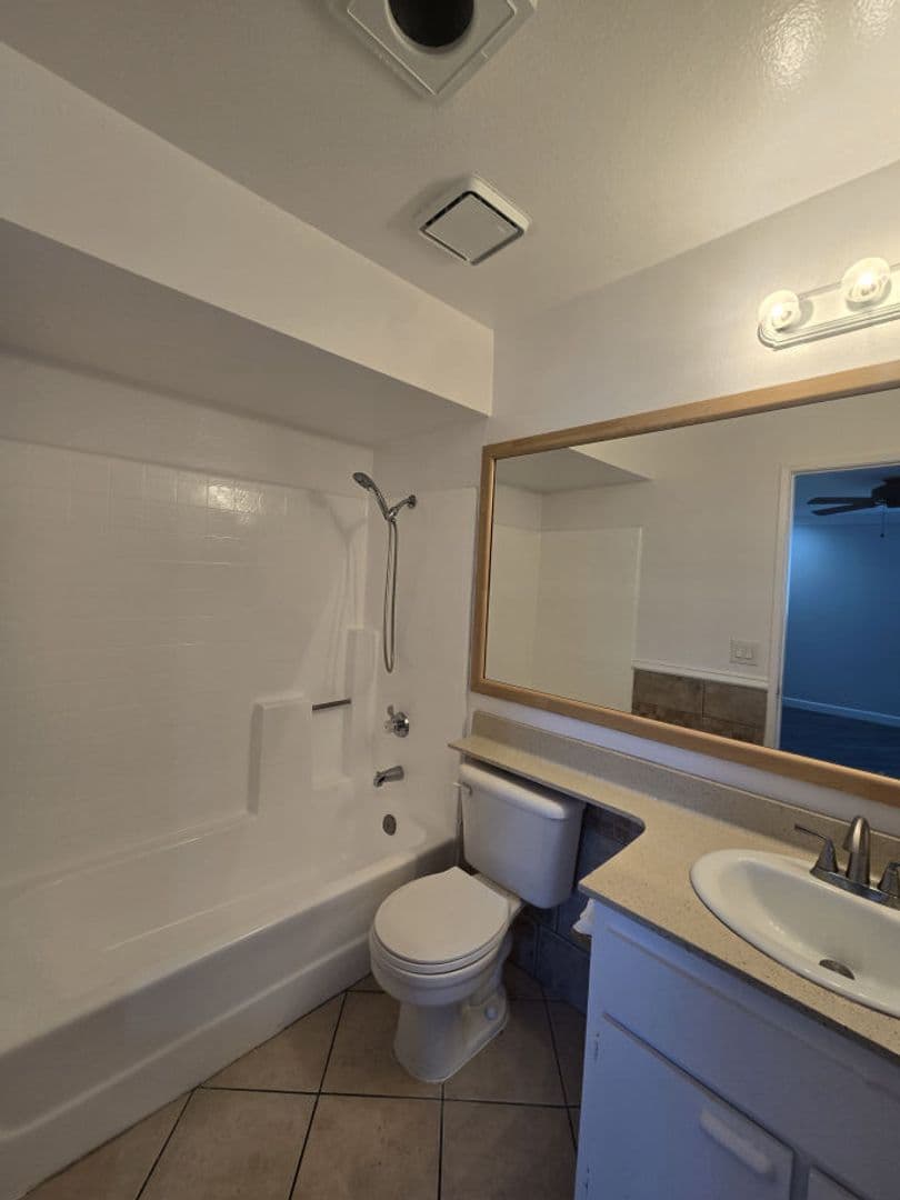 Hollywood Apartment: 940 N. Ardmore Ave.