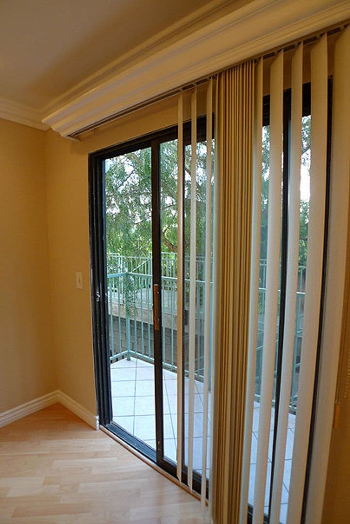Hollywood Hills Apartment: 2069 N. Argyle Ave.