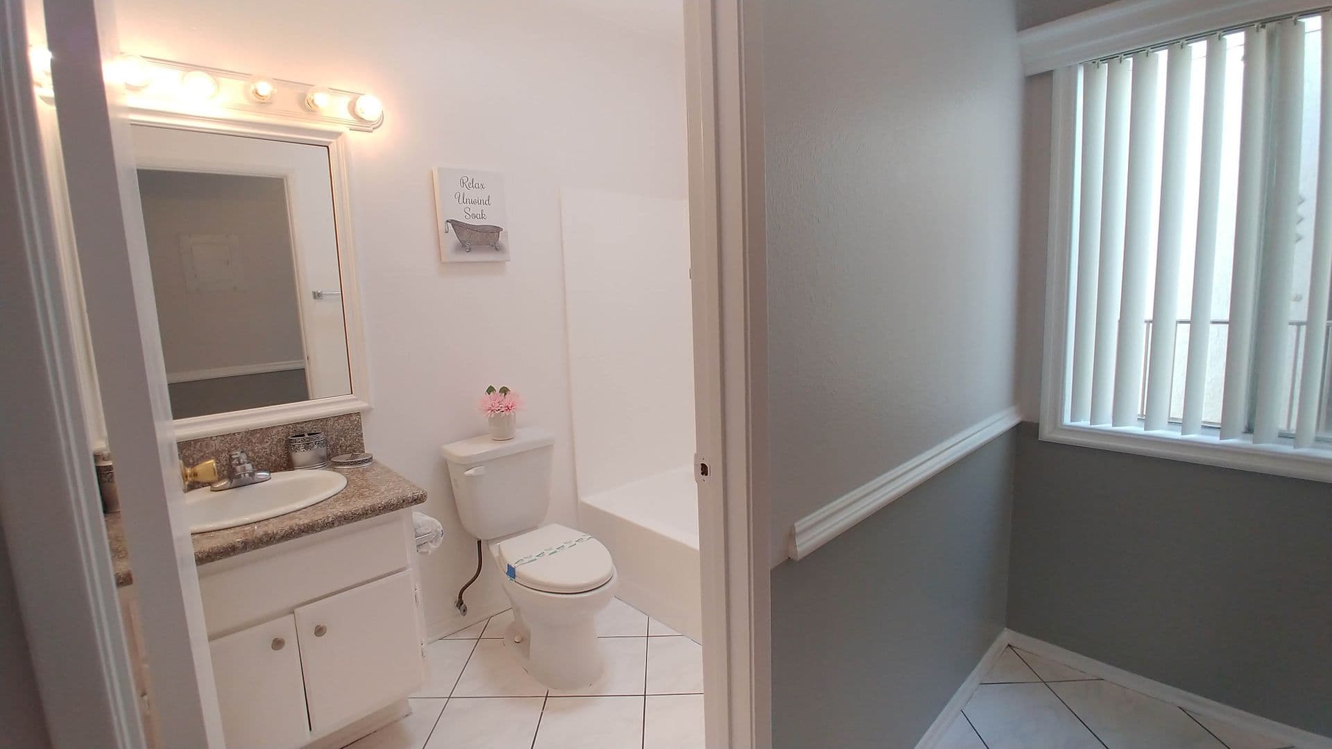 Hollywood Apartment: 6010 Romaine St.