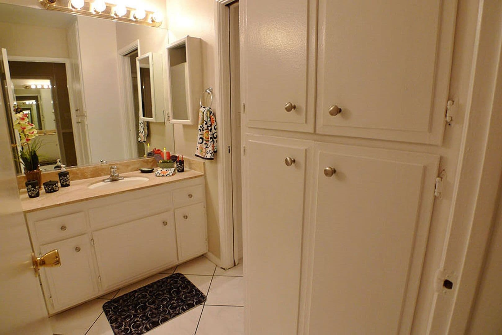 Hollywood Hills Apartment: 2212 N. Cahuenga Blvd.