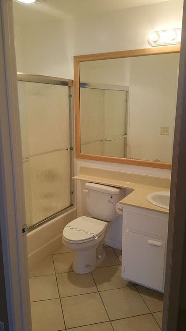Hollywood Apartment: 940 N. Ardmore Ave.