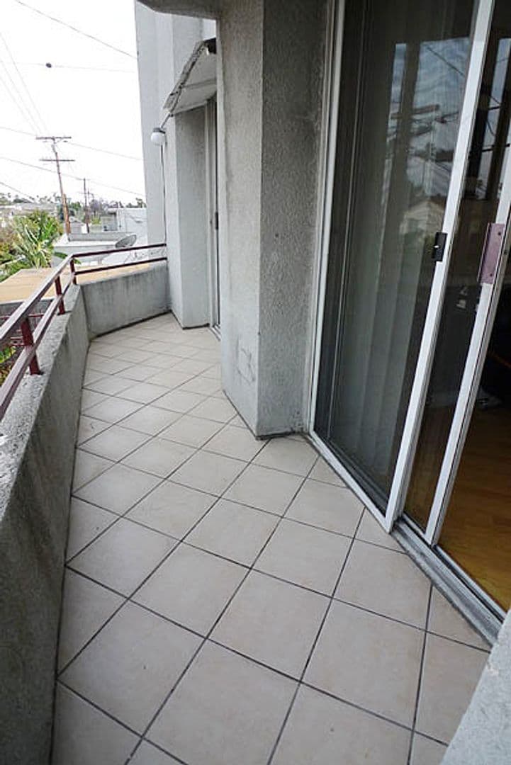 Hollywood Apartment: 940 N. Ardmore Ave.