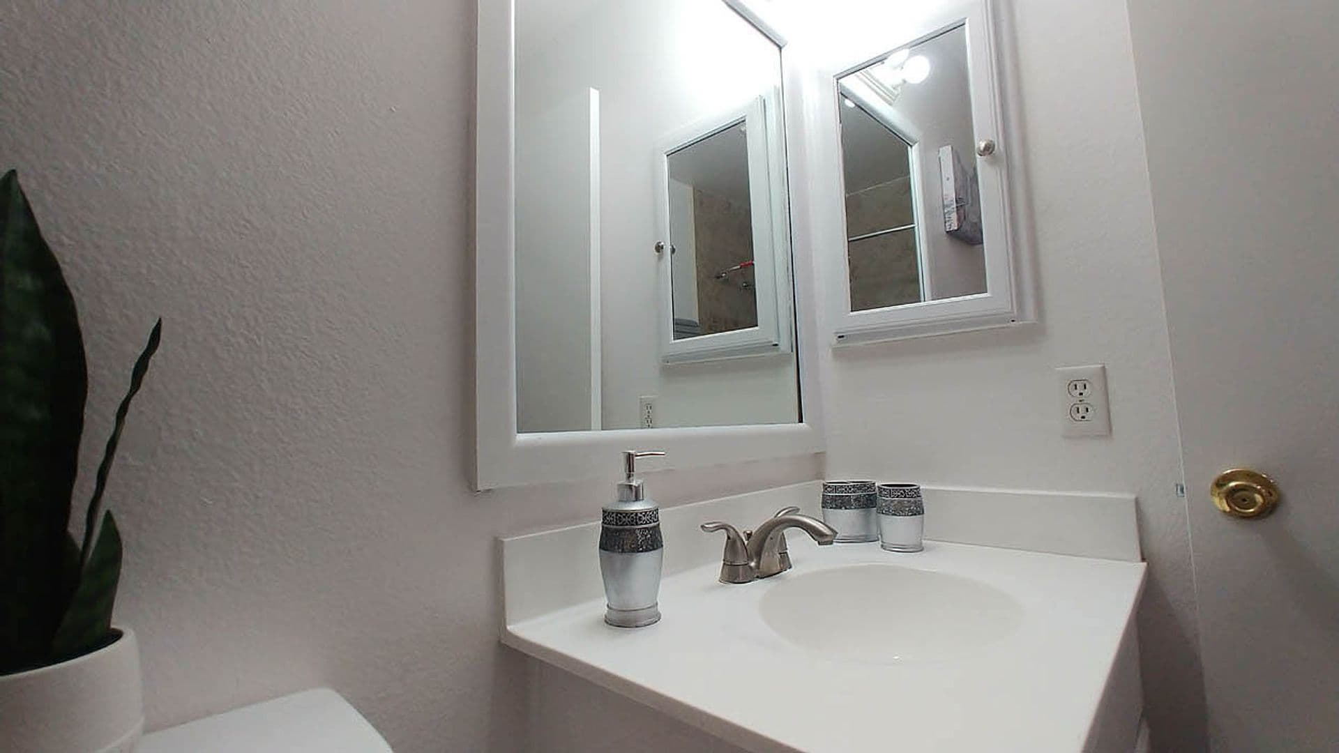 Hollywood Apartment: 6010 Romaine St.