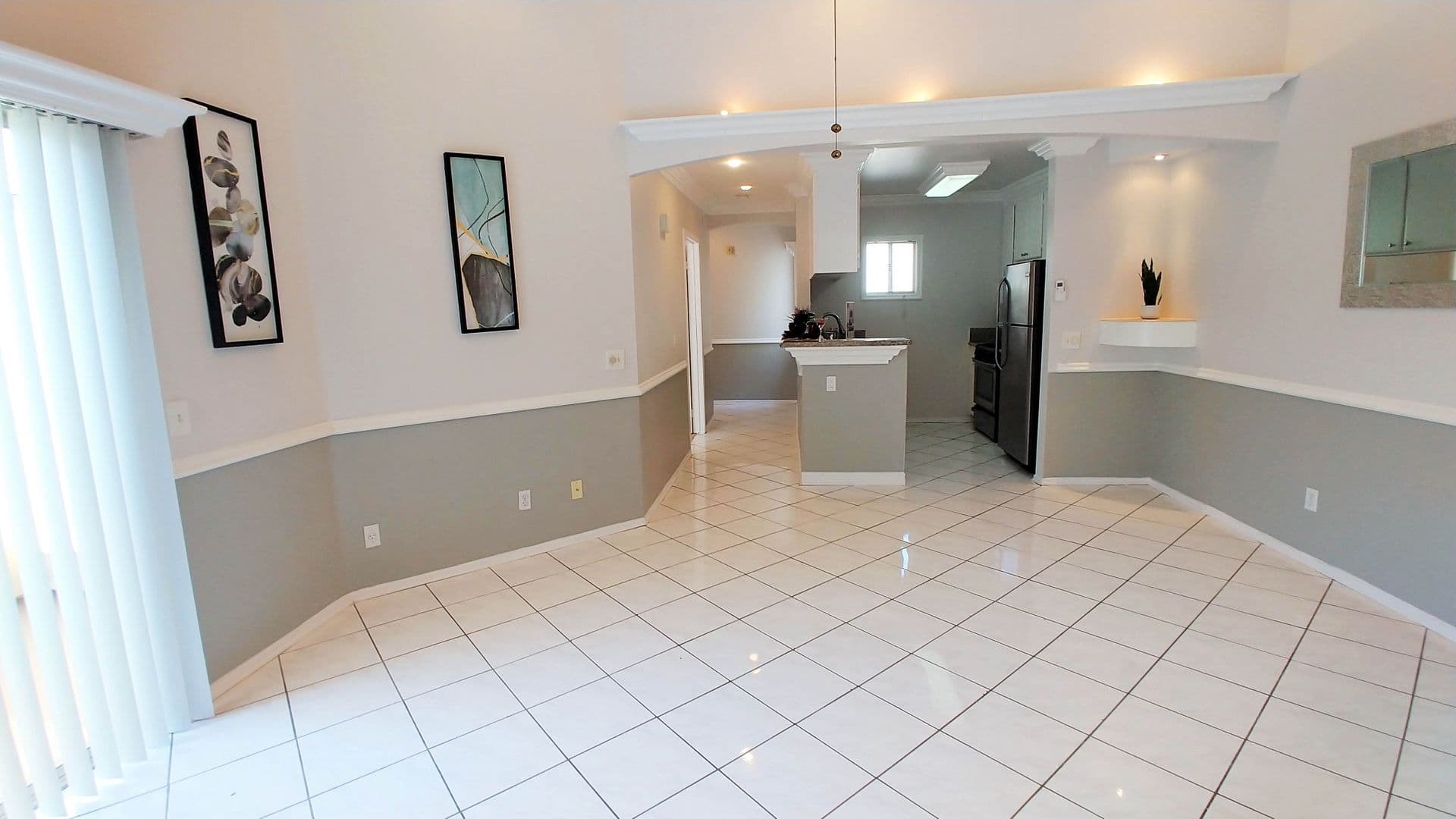 Hollywood Apartment: 6010 Romaine St.