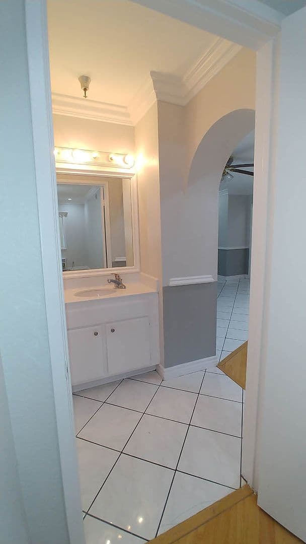 Hollywood Hills Apartment: 2069 N. Argyle Ave.