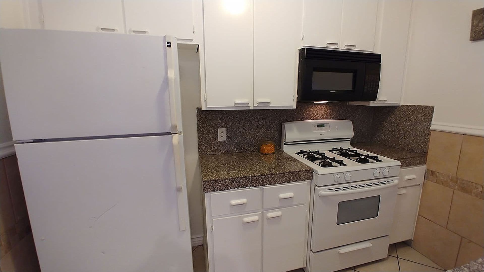Hollywood Apartment: 940 N. Ardmore Ave.