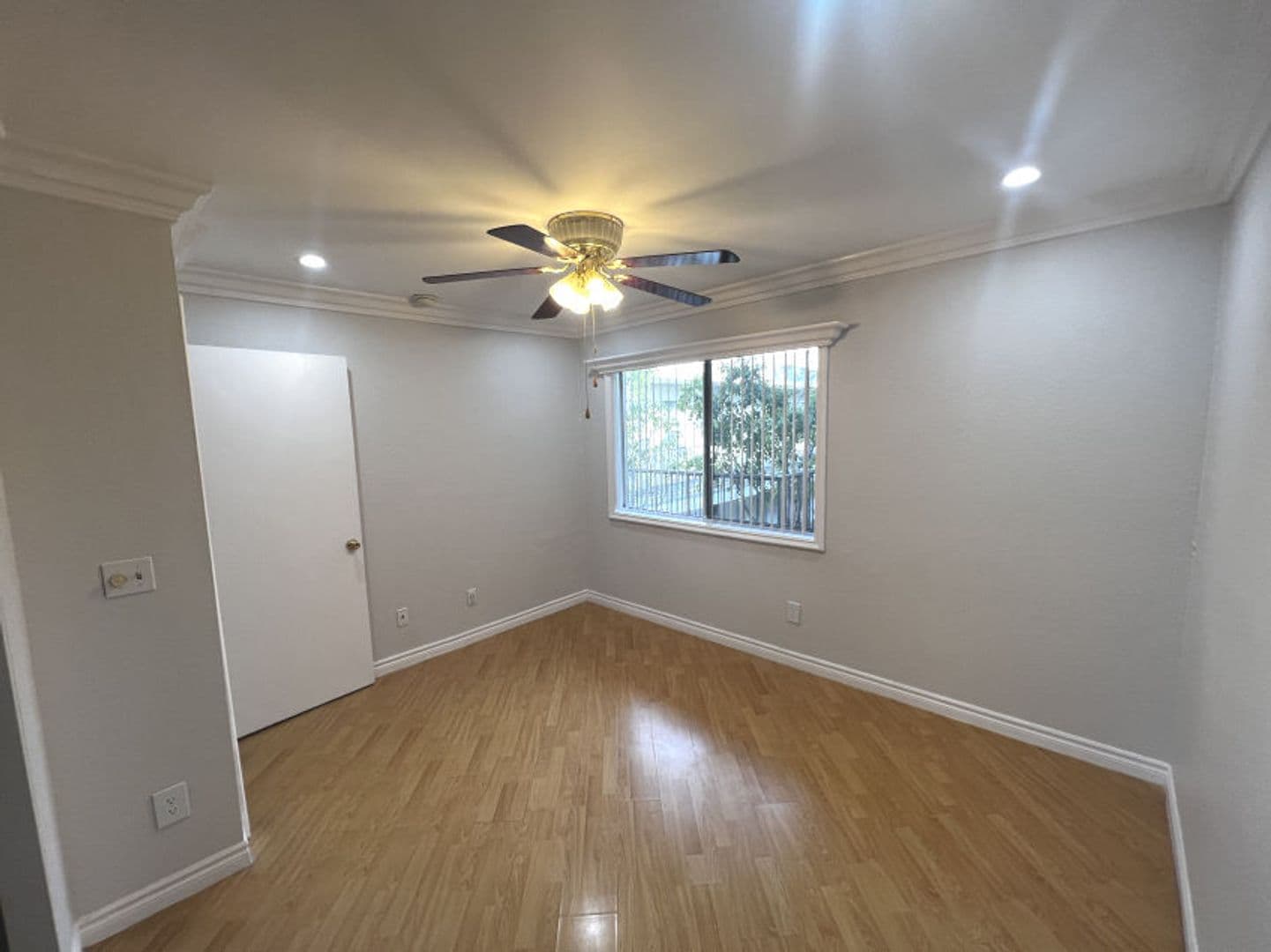 Van Nuys Apartment: 13805 Sherman Way