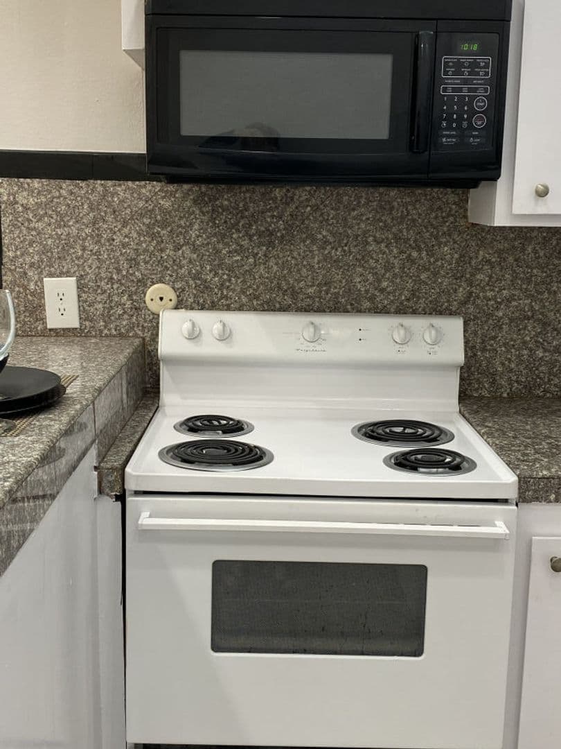 Hollywood Apartment: 1730 N. Gramercy Pl.