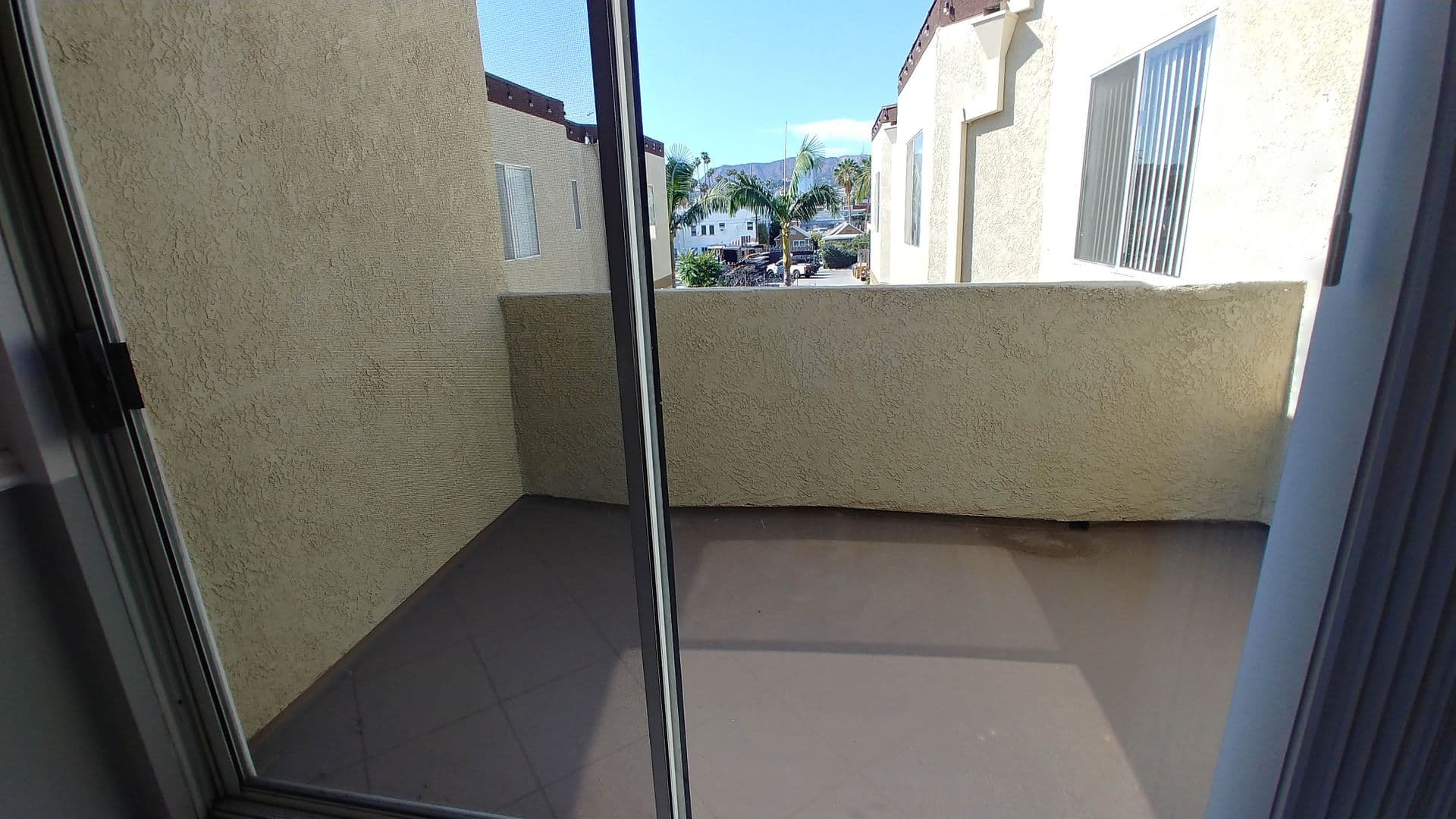 Hollywood Apartment: 6010 Romaine St.