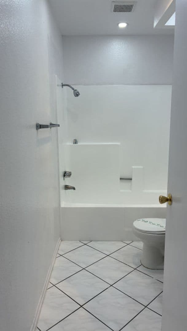 Van Nuys Apartment: 13805 Sherman Way