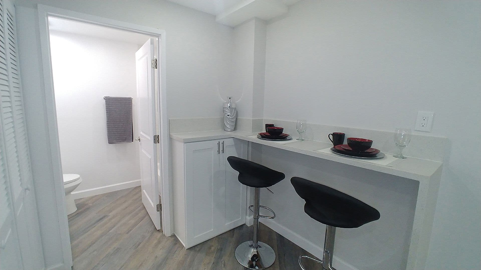 Hollywood Apartment: 940 N. Ardmore Ave.