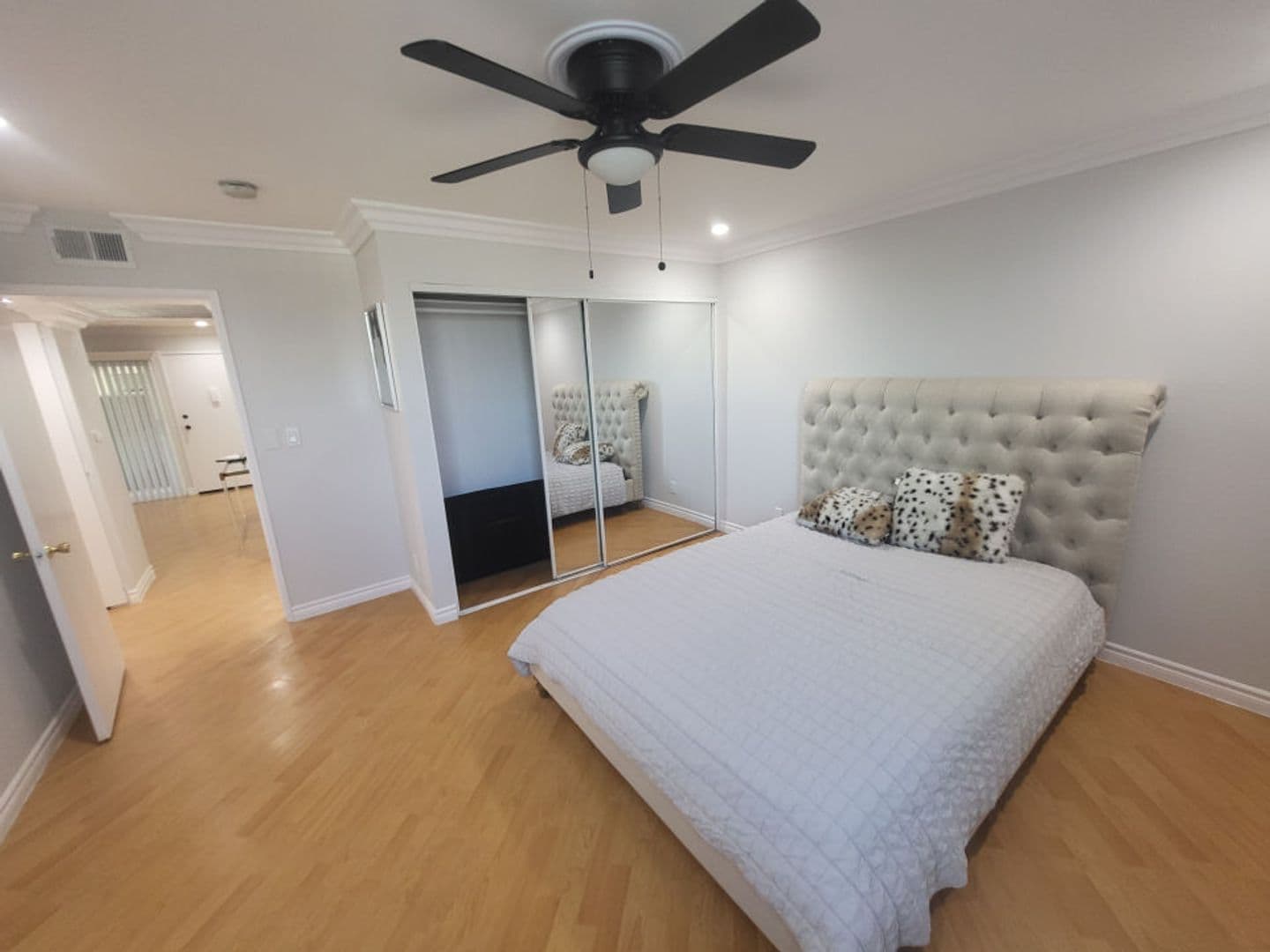 Hollywood Apartment: 940 N. Ardmore Ave.